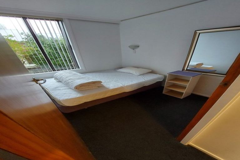 Photo of property in 2/2 Oriental Terrace, Mount Victoria, Wellington, 6011