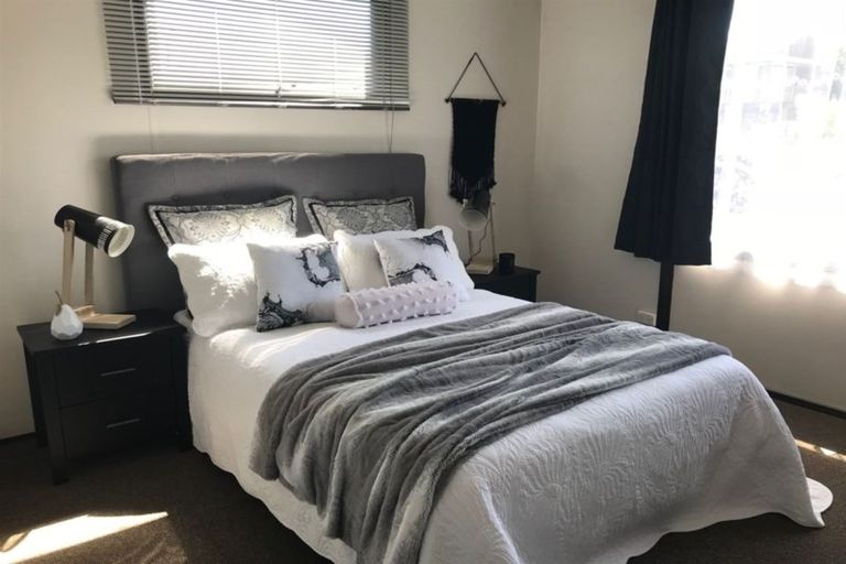 Photo of property in 1/4 Hanson Place, West Harbour, Auckland, 0618