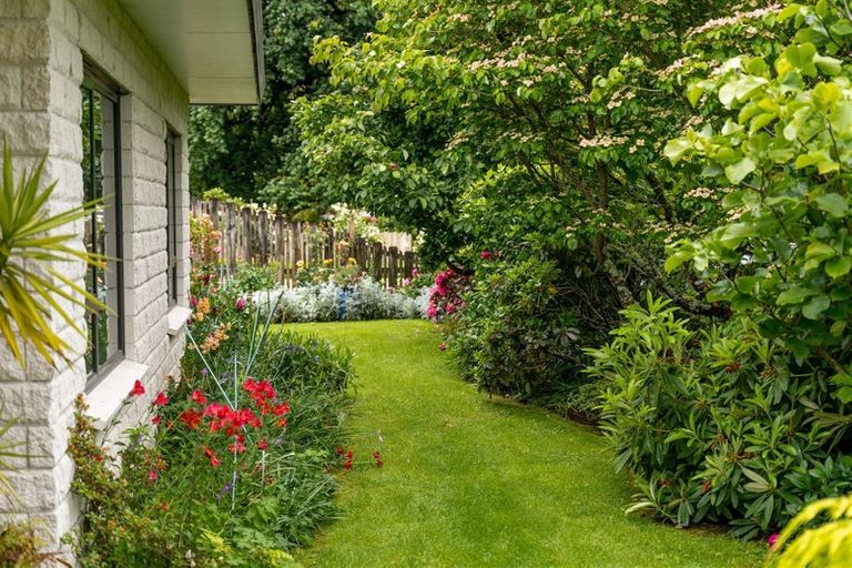 Photo of property in 1 Oak View Place, Greytown, 5712