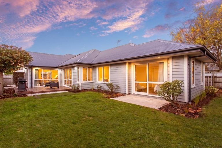 Photo of property in 17 Walnut Avenue, Strowan, Christchurch, 8052