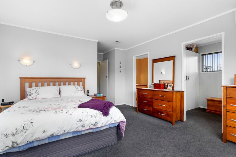 Photo of property in 108 Cliff View Drive, Green Bay, Auckland, 0604