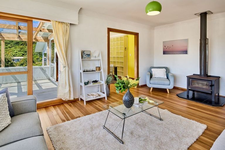 Photo of property in 10 Carleton Terrace, Tawa, Wellington, 5028