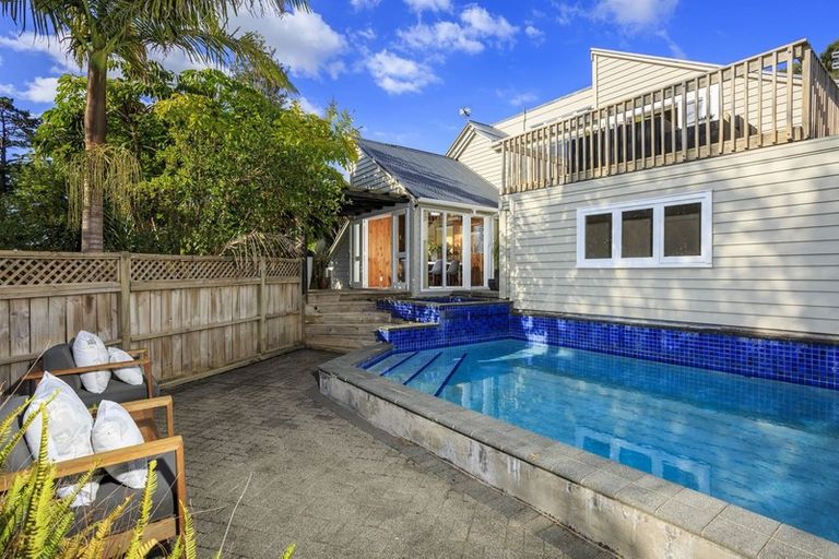 Photo of property in 8 Eucalyptus Place, Beach Haven, Auckland, 0626