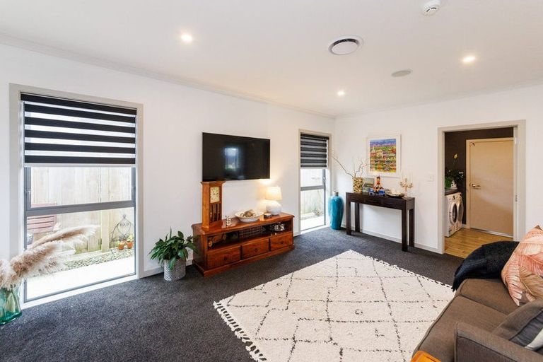 Photo of property in 10 Mediterranean Grove, Fitzherbert, Palmerston North, 4410