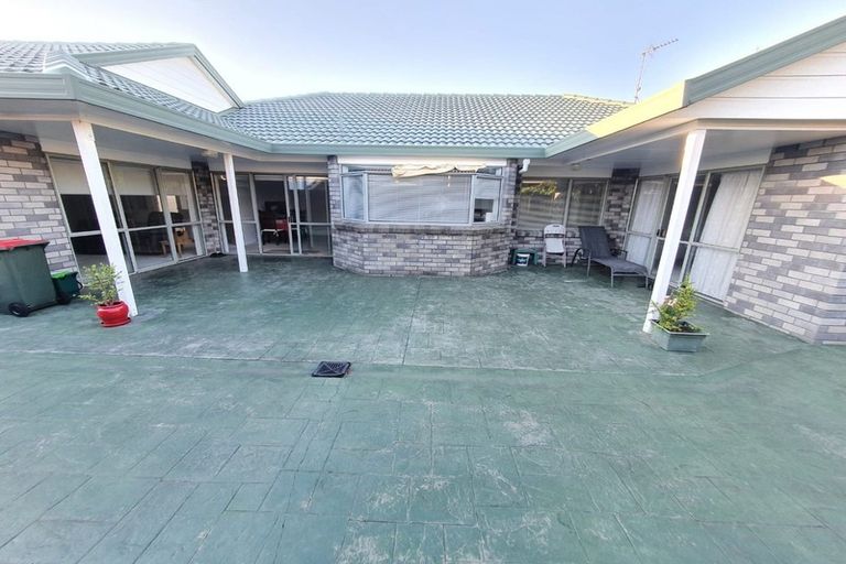 Photo of property in 17 Gardone Terrace, Conifer Grove, Takanini, 2112
