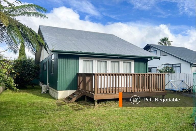 Photo of property in 3/25a Beach Road, Te Atatu Peninsula, Auckland, 0610
