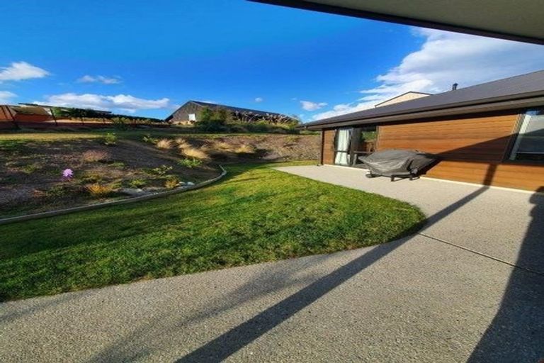 Photo of property in 15 Kirimoko Crescent, Wanaka, 9305