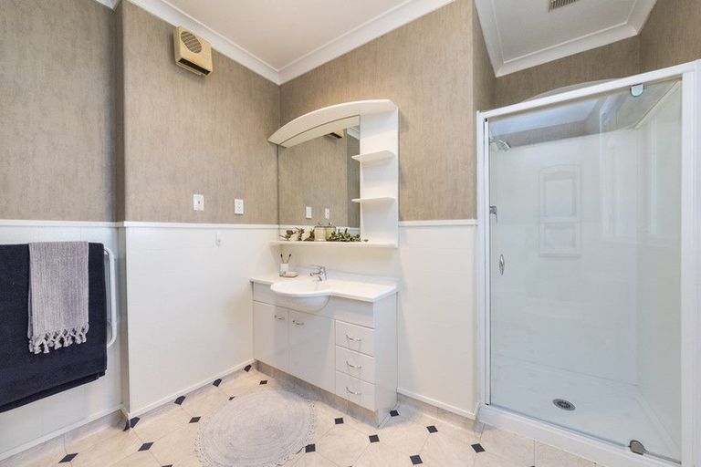 Photo of property in 19 Surrey Crescent, Hokowhitu, Palmerston North, 4410