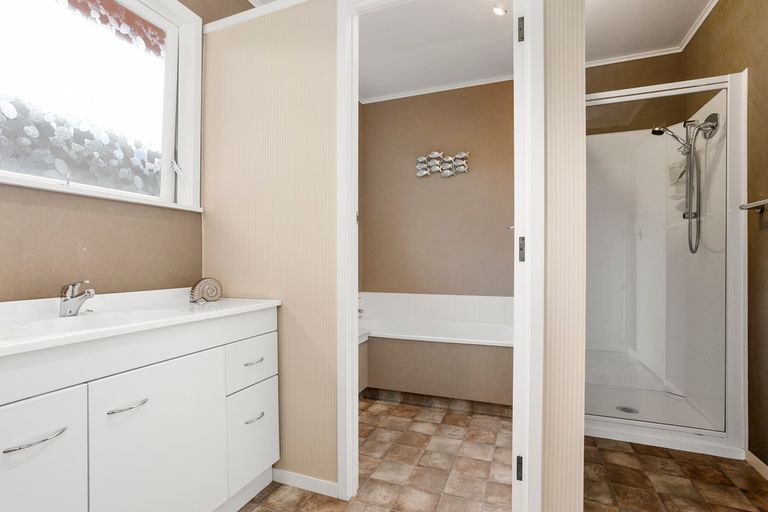 Photo of property in 108 Cliff View Drive, Green Bay, Auckland, 0604