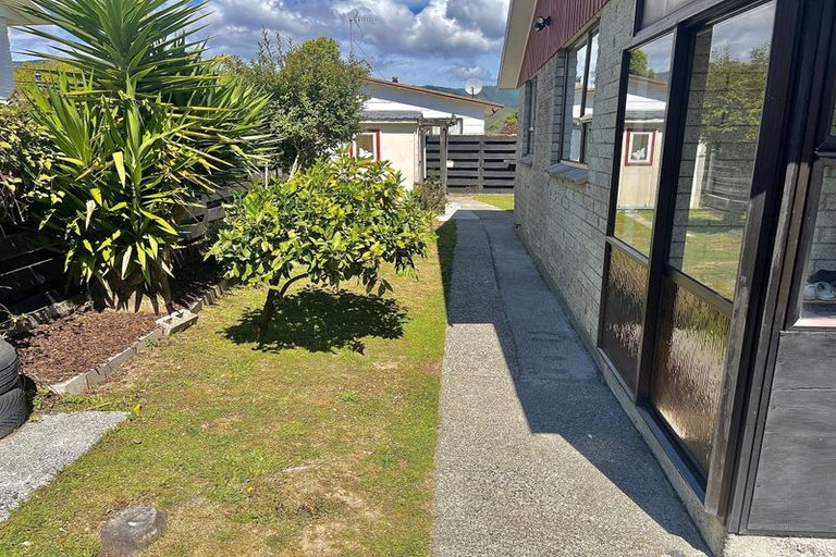 Photo of property in 9b Kansas Grove, Totara Park, Upper Hutt, 5018