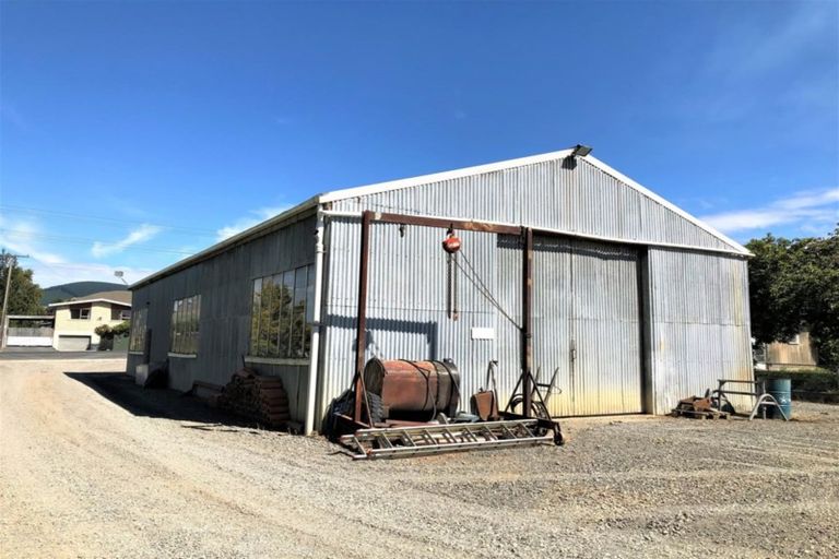 Photo of property in 30 Main Road, Clinton, 9534