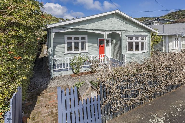 Photo of property in 39 Dee Street, Island Bay, Wellington, 6023