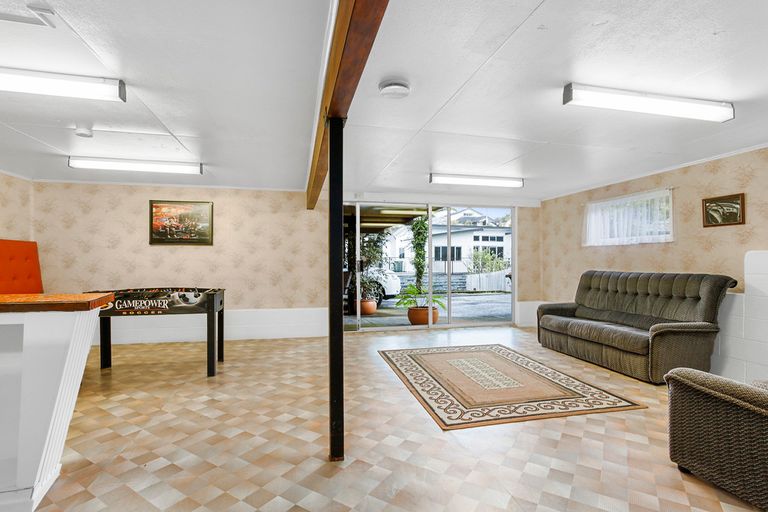 Photo of property in 108 Cliff View Drive, Green Bay, Auckland, 0604