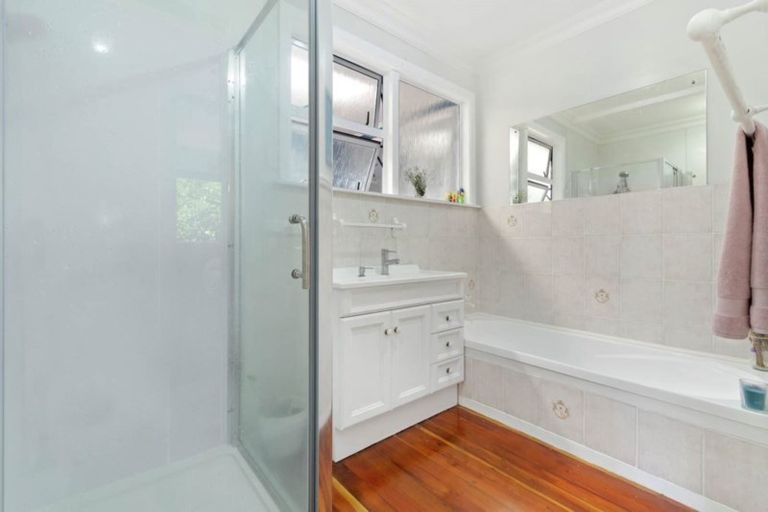 Photo of property in 7 Ellesmere Crescent, Pakuranga Heights, Auckland, 2010