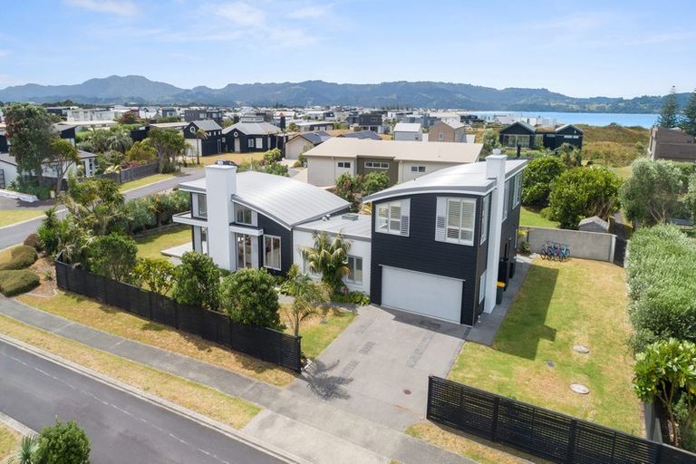 Photo of property in 9 Paraoa Crescent, Omaha, 0986