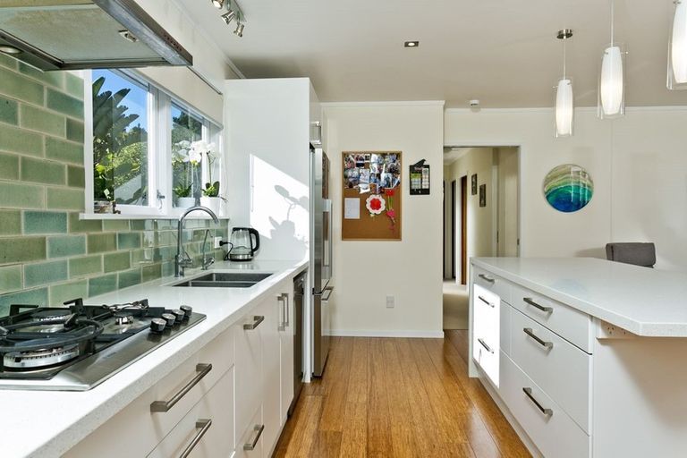 Photo of property in 28 Lavery Place, Sunnynook, Auckland, 0632