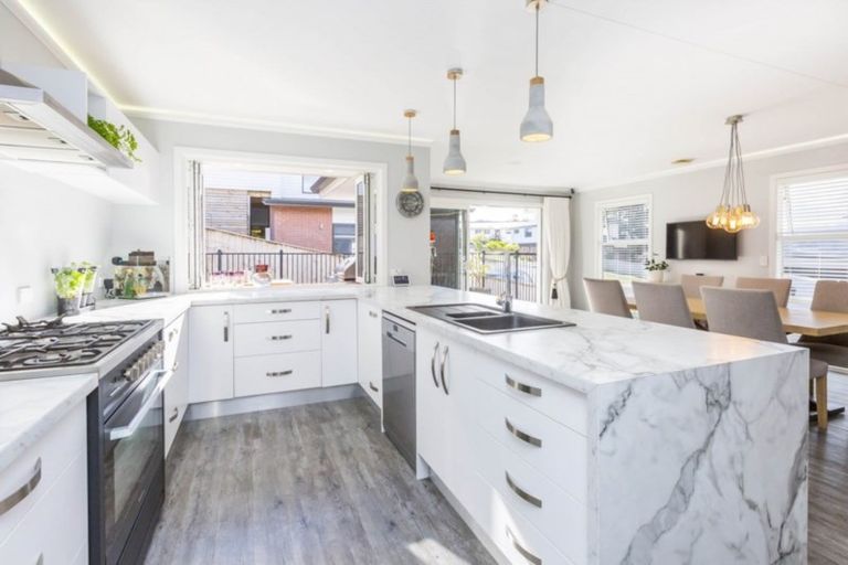 Photo of property in 32 King Charles Drive, Kingsley Heights, Upper Hutt, 5018