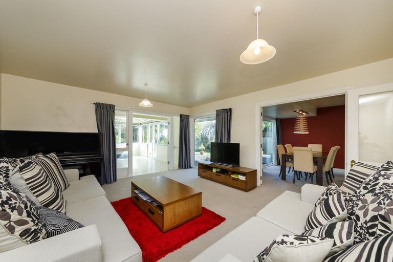 Photo of property in 27 Springdale Grove, Fitzherbert, Palmerston North, 4410