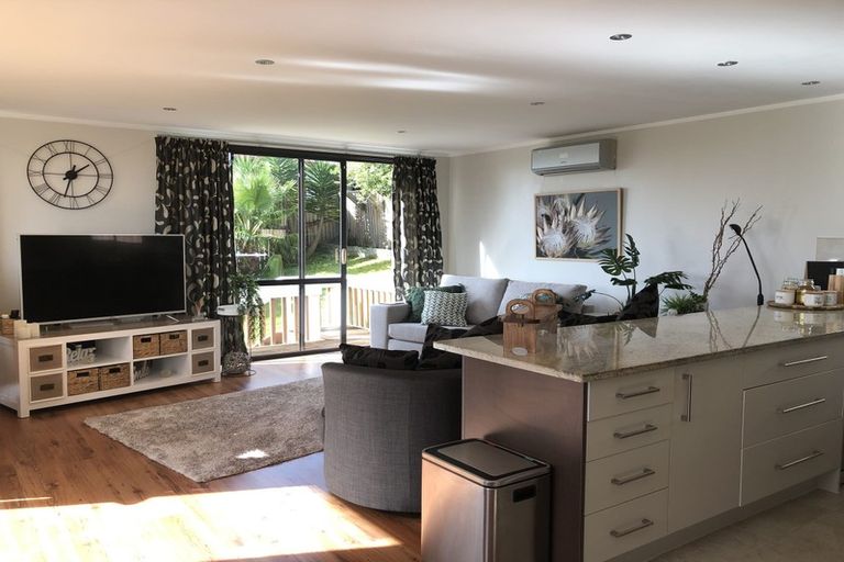 Photo of property in 32 Exeter Place, Unsworth Heights, Auckland, 0632