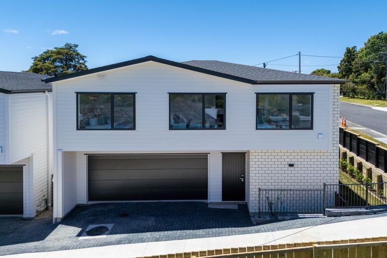Photo of property in 21c Barron Drive, Green Bay, Auckland, 0604