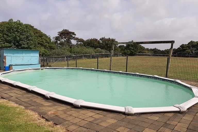 Photo of property in 15 Te Henga Road, Waitakere, Henderson, 0781