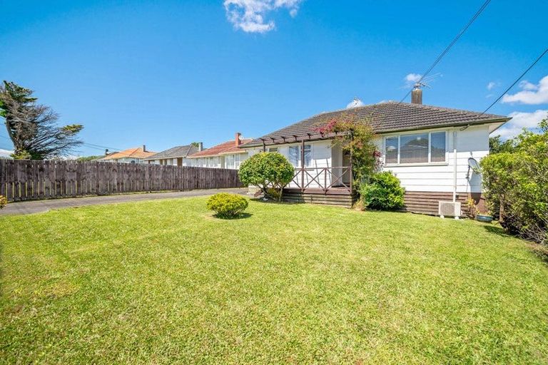 Photo of property in 82 Kelman Road, Kelston, Auckland, 0602