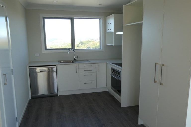 Photo of property in 20a Chetwode Grove, Newlands, Wellington, 6037