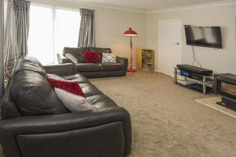 Photo of property in 68 Edgewater Drive, Pakuranga, Auckland, 2010