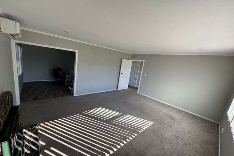 Photo of property in 24 Stokes Avenue, Te Atatu Peninsula, Auckland, 0610