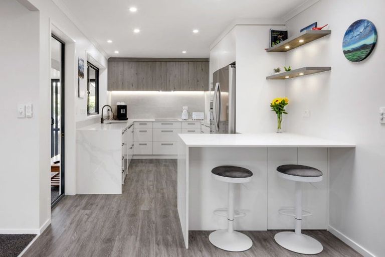 Photo of property in 6 Limousin Place, Grandview Heights, Hamilton, 3200