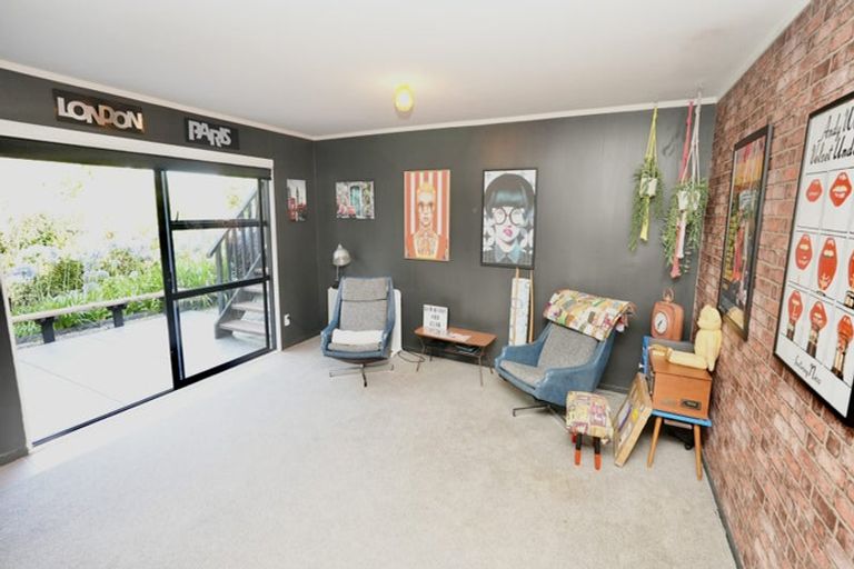 Photo of property in 7 Hillgrove Place, Fitzherbert, Palmerston North, 4410