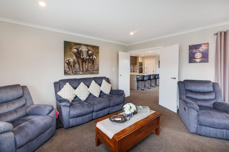 Photo of property in 71 Johnstone Drive, Fitzherbert, Palmerston North, 4410