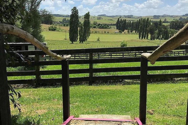 Photo of property in 28 Matakohe Road East, Matakohe, 0593