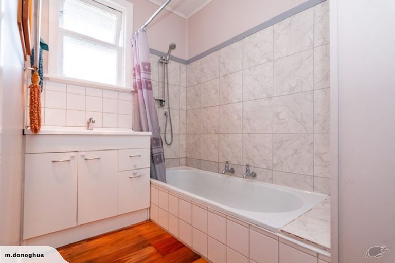 Photo of property in 2a Montrose Place, Takaro, Palmerston North, 4412