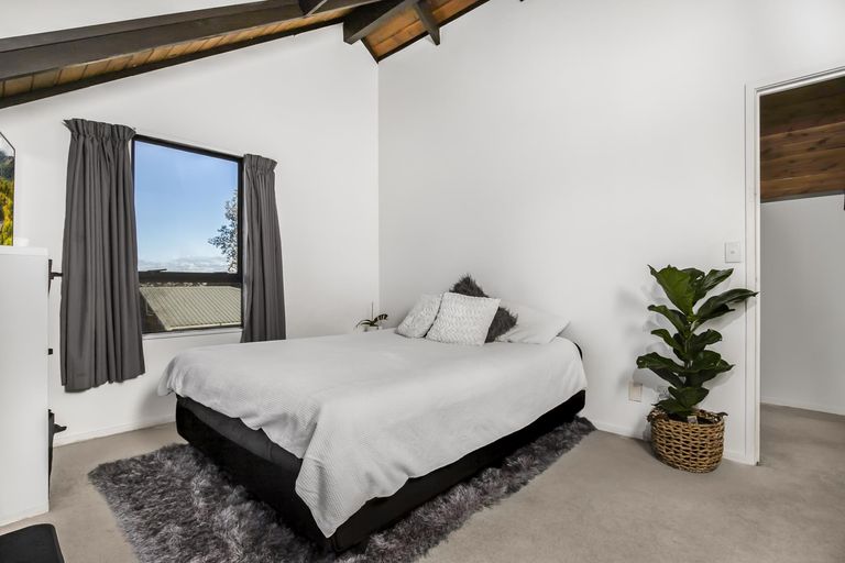 Photo of property in 2/9 Heathglen Place, Bayview, Auckland, 0629