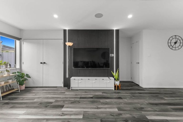 Photo of property in 2/7 Gambare Place, Wattle Downs, Auckland, 2103