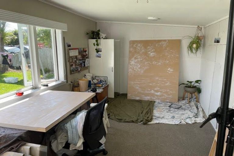 Photo of property in 10 Domain Crescent, Muriwai, Waimauku, 0881