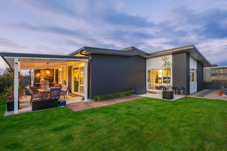 Photo of property in 15 Monaco Grove, Fitzherbert, Palmerston North, 4410