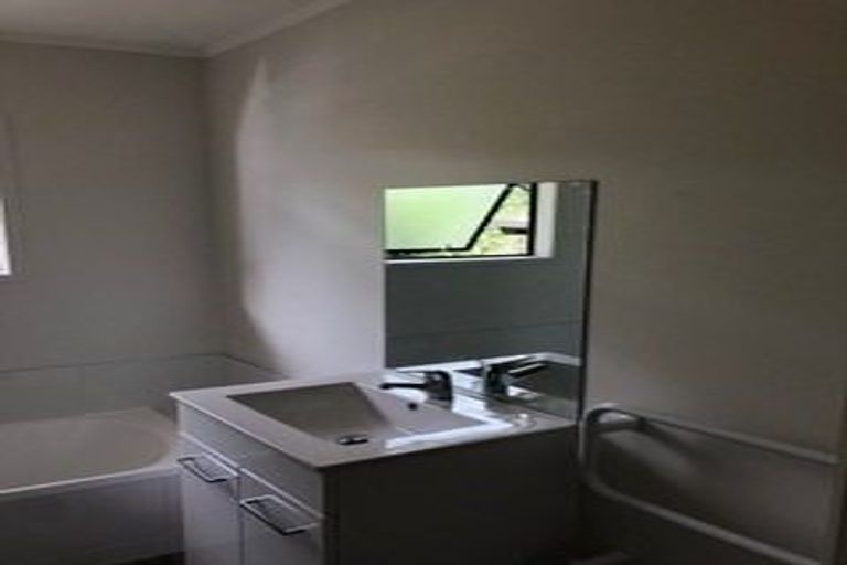 Photo of property in 1/7 Waverley Avenue, Glenfield, Auckland, 0629