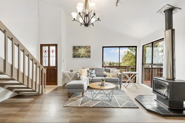 Photo of property in 2/74 Ayton Drive, Totara Vale, Auckland, 0629