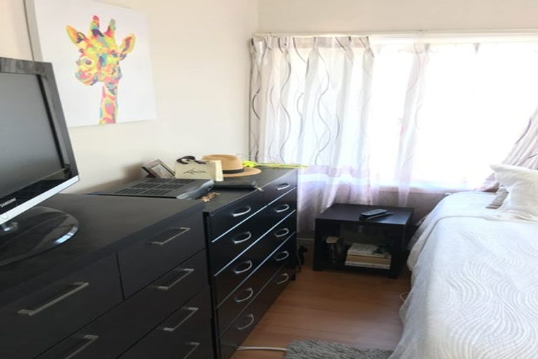 Photo of property in 4 Kirrie Avenue, Te Atatu South, Auckland, 0610