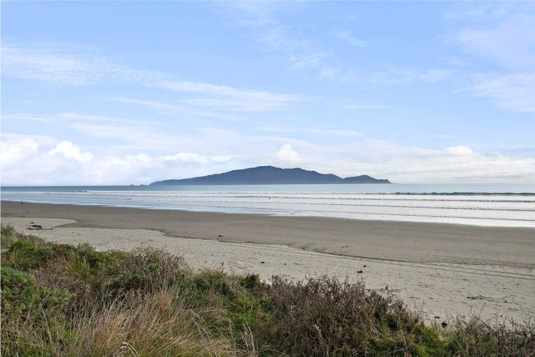 Photo of property in 64 Paetawa Road, Peka Peka, Waikanae, 5391