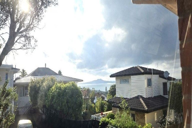 Photo of property in 1/24 Knights Road, Rothesay Bay, Auckland, 0630
