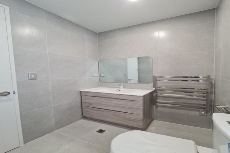 Photo of property in 2/532 Glenfield Road, Glenfield, Auckland, 0629