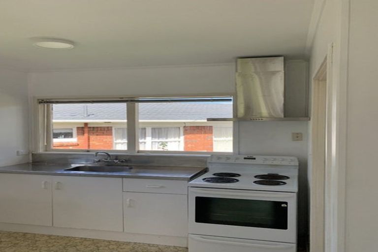 Photo of property in 1/8 Battle Place, Glenfield, Auckland, 0629