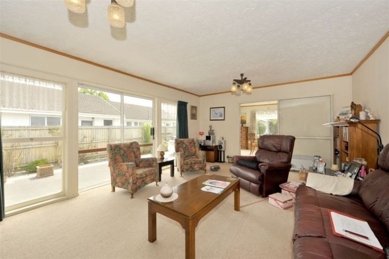 Photo of property in 17 Woodstock Place, Russley, Christchurch, 8042