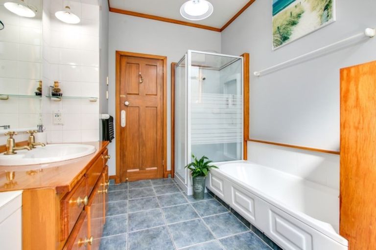 Photo of property in 18 Sealy Road, Bluff Hill, Napier, 4110