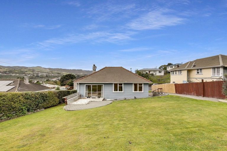 Photo of property in 5 Wakefield Terrace, Tawa, Wellington, 5028