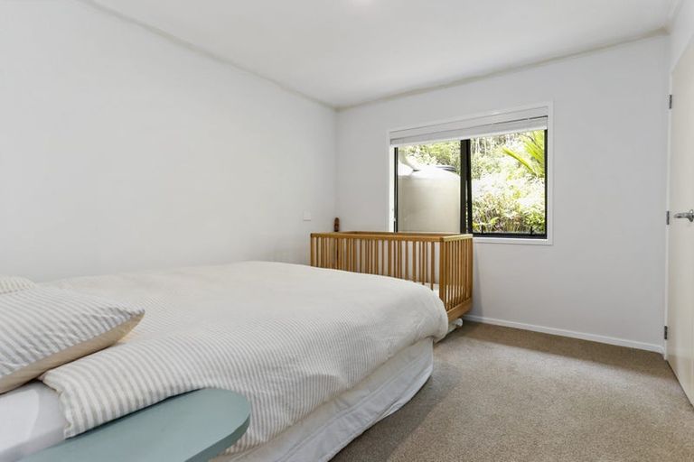 Photo of property in 228 Mountain Road, Henderson Valley, Auckland, 0612