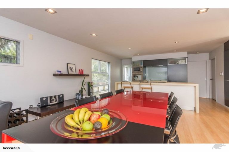 Photo of property in 8 Roy Maloney Drive, Henderson, Auckland, 0612